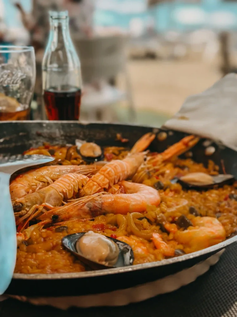 paella junto al mar en playa de muro